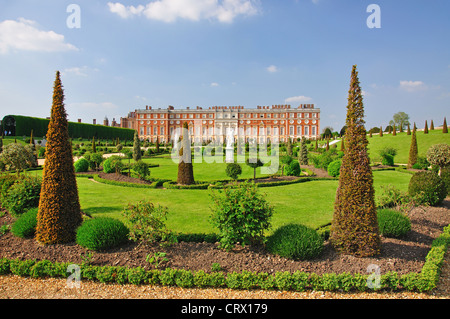 Le jardin privé, façade sud, Hampton Court Palace, l'établissement Hampton, arrondissement de Richmond upon Thames, Grand Londres, Angleterre, Royaume-Uni Banque D'Images