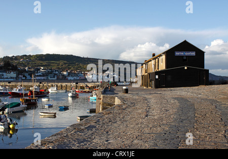 Bâtiments historiques sur VICTORIA PIER AU CRÉPUSCULE. La Cobb. LYME REGIS. DORSET UK. Banque D'Images