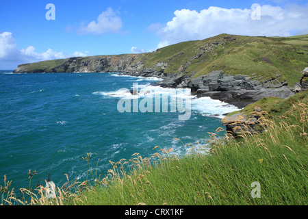 L'été, Trebarwith Strand marée haute, North Cornwall, England, UK Banque D'Images