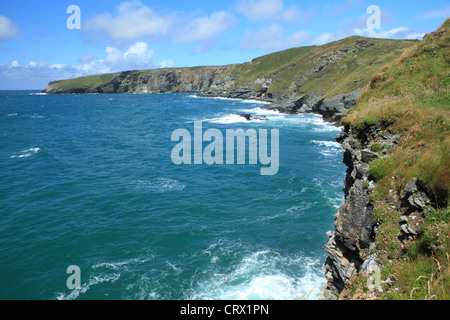 L'été, Trebarwith Strand marée haute, North Cornwall, England, UK Banque D'Images