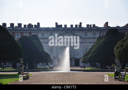 Fontaine dans les jardins de l'Est, le Palais de Hampton Court, Hampton, London Borough of Richmond upon Thames, Grand Londres, Angleterre, Royaume-Uni Banque D'Images