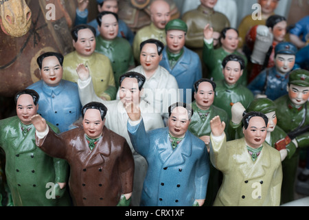 Le président Mao encadrés sur la vente au marché d'antiquités de Dongtai Road Shanghai, Chine. Banque D'Images
