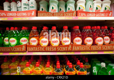 Cut-prix bouteilles de liquide de fées en vente au magasin discount Poundland à Tooting, Londres UK Banque D'Images
