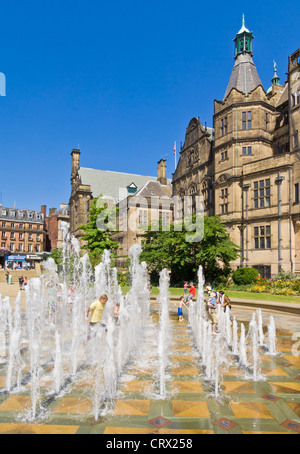 Hôtel de ville gothique avec la fontaine de Goodwin Sheffield South Yorkshire Angleterre GO UK EU Europe Banque D'Images