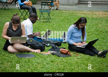 Les utilisateurs de l'ordinateur sur la pelouse au Bryant Park à New York Banque D'Images