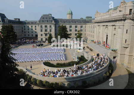 Étudiant de première année entrant à l'Académie navale américaine de classe 2016 prêter le serment d'office au cours d'une cérémonie à Tecumseh Cour au cours de journée d'intégration le 28 juin 2012, à Annapolis, MD. Journée d'intégration commence lorsque la plèbe entrants sont émises des uniformes, étant donné les examens médicaux, l'enregistrement complet, recevez-la réduction de cheveux et apprenez à saluer. Banque D'Images