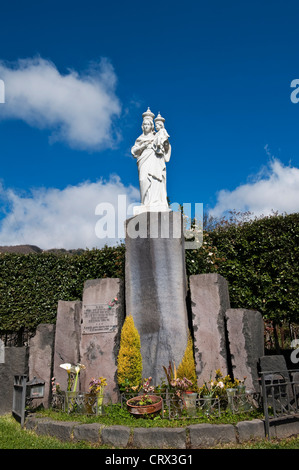 La Madonna de Zafferana Etnea, en Sicile, érigée au point où la lave a cessé de couler pendant l'éruption de l'Etna en 1992 Banque D'Images