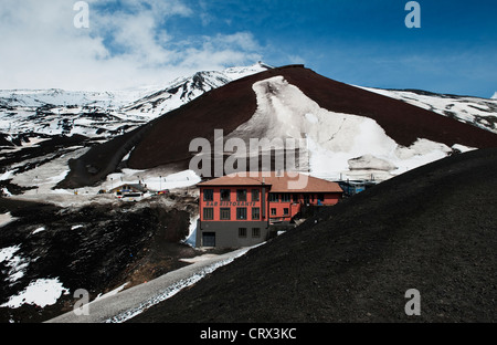 Le bar et le restaurant du Rifugio Sapienza sur l'Etna, Sicile, Italie, à 1900m le point le plus haut où vous pouvez conduire Banque D'Images