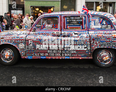 Pearly Kings de St Pancras taxis de la collection pour la charité à Greenwich, London Docklands, UK Banque D'Images