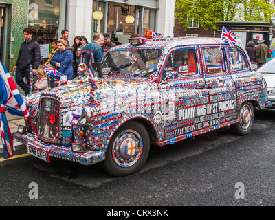 Pearly Kings de St Pancras taxis de la collection pour la charité à Greenwich, London Docklands, UK Banque D'Images