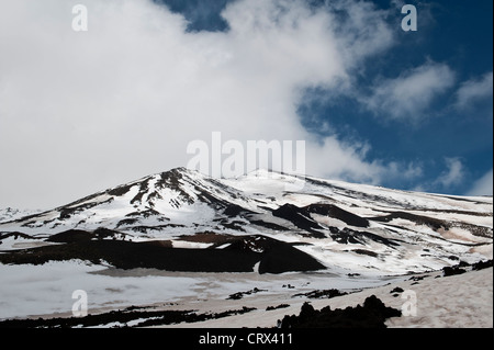 Le sommet du volcan Etna (3350m) en Sicile, Italie, vu à la mi-avril depuis le sommet du refuge de montagne Rifugio Sapienza à environ 1900m Banque D'Images