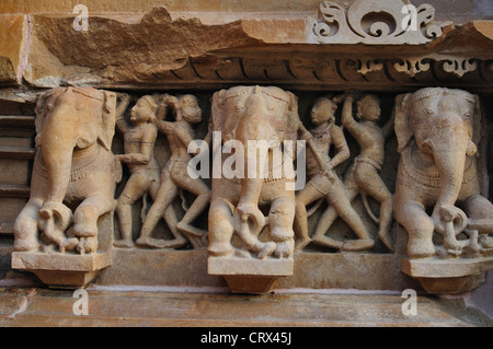 Lakshmana Temple. Sculptures d'éléphants et des formateurs sur la base de la plate-forme. à Khajuraho en Inde, l'Asie Banque D'Images