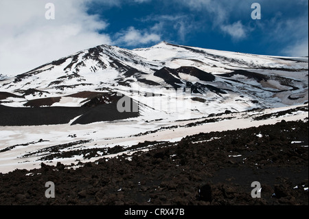 Le sommet du volcan Etna (3350m) en Sicile, Italie, vu à la mi-avril depuis le sommet du refuge de montagne Rifugio Sapienza à environ 1900m Banque D'Images