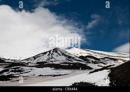 Le sommet du volcan Etna (3350m) en Sicile, Italie, vu à la mi-avril depuis le sommet du refuge de montagne Rifugio Sapienza à environ 1900m Banque D'Images