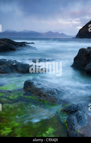 En regardant vers l'île de Kalsoy depuis les rives rocheuses de mais confortables et disposent, Eysturoy, Îles Féroé. Printemps (juin) 2012. Banque D'Images