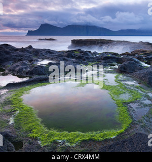 Rockpools sur les rives du mais confortables et disposent d'Eysturoy, regard vers l'île montagneuse de Kalsoy. Îles Féroé. Banque D'Images