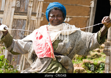 Filage de la laine, femme Dorze Arba Minch, Ethiopie Banque D'Images