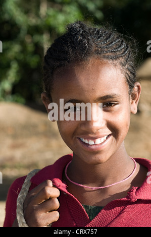 Fille en vieille ville, Axum, Ethiopie Banque D'Images