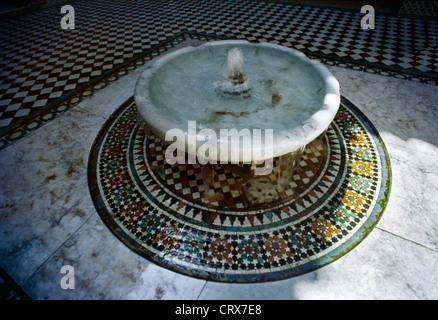 Fès Maroc Université d'Al-Qarawiyying (Kairaouine) et Mosquée porte fondée au IXe siècle par Fatima Al-Fihri la plus ancienne continuellement utilisé plus haut Banque D'Images