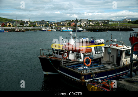 Le port de Dingle avec des bateaux ; la ville est une station balnéaire populaire en Co.Kerry, Irlande Banque D'Images