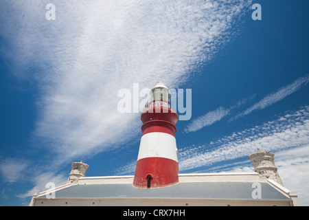 Cape Agulhas maison lumineuse avec un ciel bleu et des nuages blancs parsemés. Cap Agulhas, Cap occidental, Afrique du Sud Banque D'Images