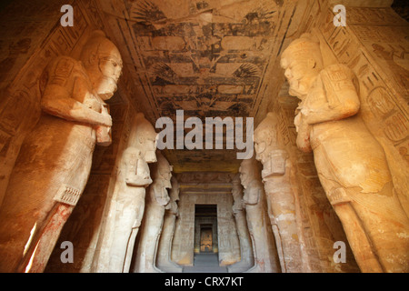 La salle hypostyle du Grand Temple, avec des piliers d'Osiris, Abou Simbel, Assouan, Egypte Banque D'Images