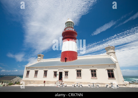 Cape Agulhas maison lumineuse avec un ciel bleu et des nuages blancs parsemés. Cap Agulhas, Cap occidental, Afrique du Sud Banque D'Images