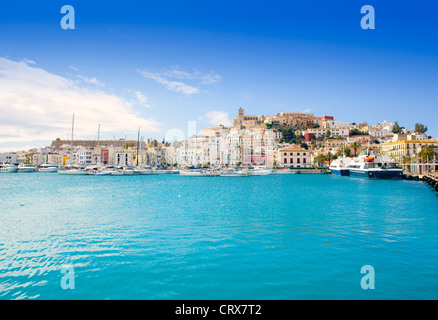 Eivissa, Ibiza town avec église, sous le ciel bleu d'été Banque D'Images