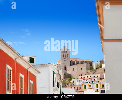 Eivissa, Ibiza town avec église, sous le ciel bleu d'été Banque D'Images