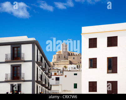 Eivissa, Ibiza town avec église, sous le ciel bleu d'été Banque D'Images