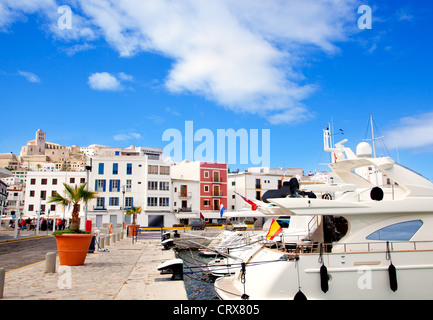 Eivissa, Ibiza town avec église, sous le ciel bleu d'été Banque D'Images