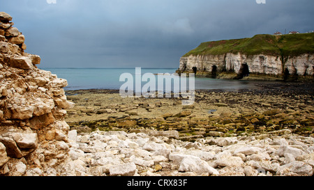 Un jour nuageux au North Landing, Flamborough Head, North Yorkshire Banque D'Images