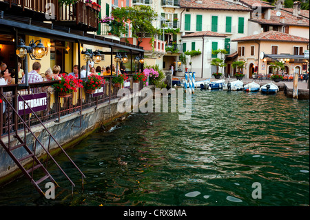 Restaurant directement sur le lac, Limone sul Garda Italie Lombardie Banque D'Images