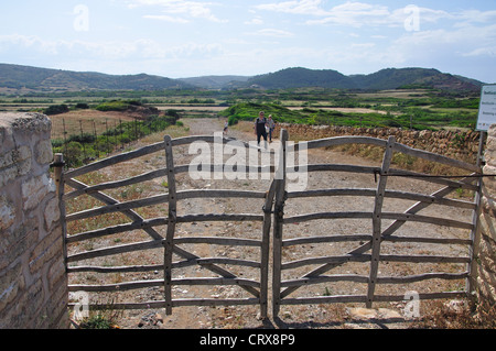 La porte de bois d'olive traditionnelle, Platja de Binimel-la, Es Mercadal, Minorque, Iles Baléares, Espagne Banque D'Images