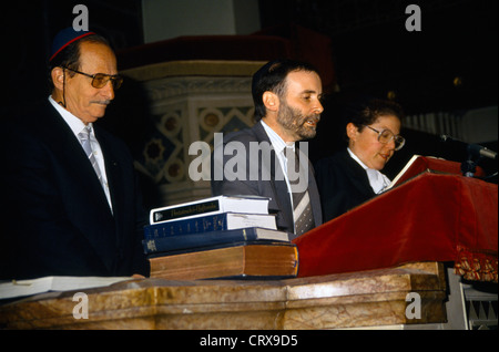 West London Synagogue Men Reading Torah Banque D'Images