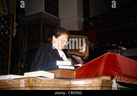 West London Synagogue Batmitzvah femme pratique le rabbin et Girl Banque D'Images