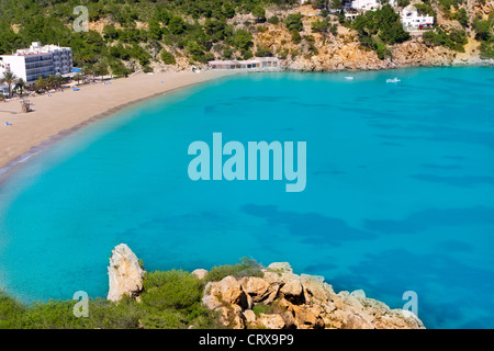 Vue aérienne de la plage Caleta de Sant Vicent dans l'île d'Ibiza cala de San Vicente Banque D'Images