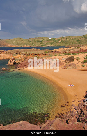 Vue sur la plage, s'Pregondo Alairo/Cala Fornells, Minorque, Espagne Banque D'Images