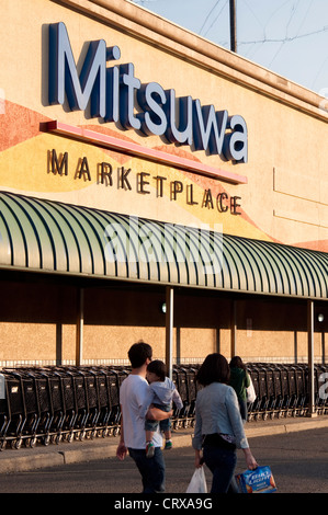 L'extérieur de Mitsuwa Marketplace à Secaucus, NJ, USA. Mitsuwa Marketplace est le plus grand supermarché japonais aux Etats-Unis. Banque D'Images