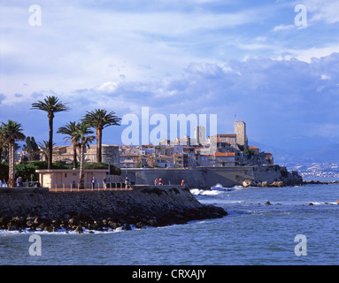 Vue de la côte de la vieille ville, à Antibes, Côte d'Azur, Alpes-Maritimes, Provence-Alpes-Côte d'Azur, France Banque D'Images