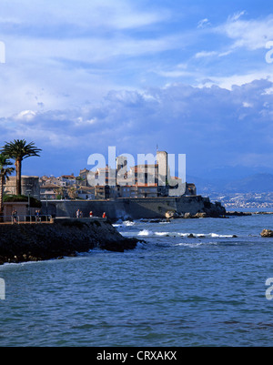 Vue de la côte de la vieille ville, à Antibes, Côte d'Azur, Alpes-Maritimes, Provence-Alpes-Côte d'Azur, France Banque D'Images