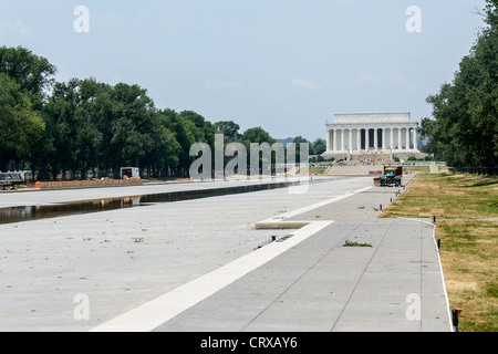 WASHINGTON DC, USA - Reflecting Pool nouvelle rénovation des allées. Le projet de rénovation de l'État sur le Mémorial de Lincoln's Reflecting Pool du 2 juillet 2012. Coûtant plus de 30 millions de dollars et de prendre plus de 2 ans, la rénovation majeure a remplacé le fond de la piscine, a installé un nouveau système de filtration et de circulation les allées pavées, de chaque côté, et ajouté un nouvel éclairage. C'est l'achèvement est prévu pour la fin de l'été jusqu'au début de l'automne 2012. Banque D'Images