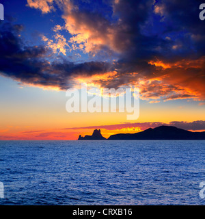 Ibiza island sunset avec Es Vedra en arrière-plan à Iles Baléares Banque D'Images