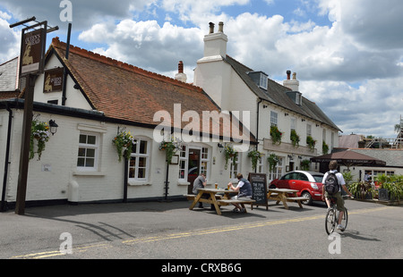 Le Queen's Head Pub, Bridge Road, Weybridge, Surrey, Angleterre, Royaume-Uni Banque D'Images