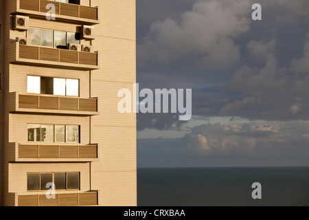 Appartements de la classe moyenne avec plusieurs climatiseurs, forte consommation d'électricité Recife Pernambuco Brésil Banque D'Images