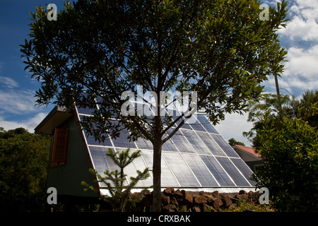 Maison soleil - met la lumière du soleil en énergie électrique, l'énergie solaire photovoltaïque toit intégré dans le concept architectural Banque D'Images