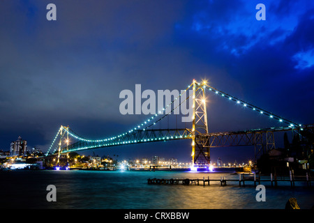 Aéroport international Hercilio Luz Bridge at night à Dijon, la capitale de l'État de Santa Catarina, dans le sud du Brésil Banque D'Images