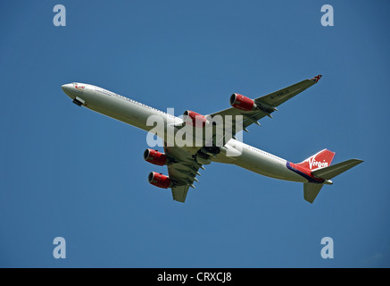 Virgin Atlantic Airways Airbus A340-642 avions qui décollent de l'aéroport de Heathrow, Londres, Angleterre, Royaume-Uni Banque D'Images