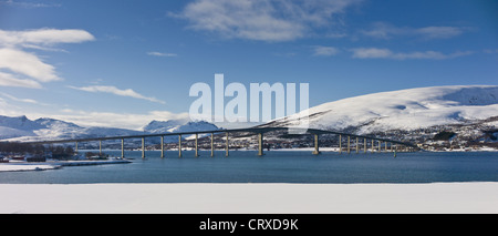 Paysage arctique Sandnesundbrua se joindre à Pont de l'île et l'île de Kvaloya Tromsoya à Tromso au cercle arctique, dans le Nord de la Norvège Banque D'Images