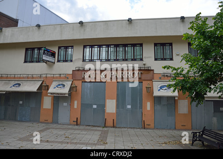 Fermés, barricadés pub, Chertsey Road, Woking, Surrey, Angleterre, Royaume-Uni Banque D'Images